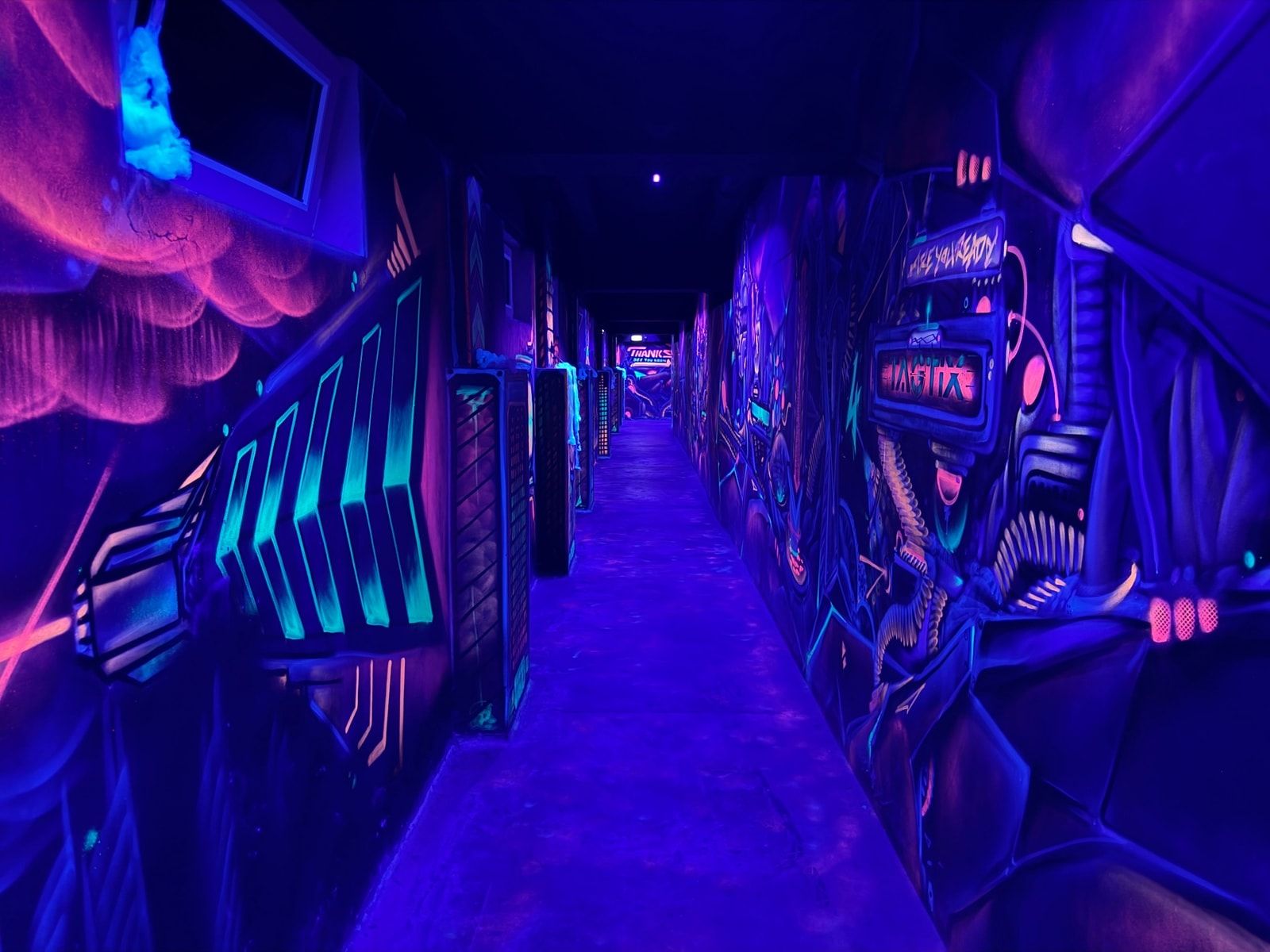 Lasertag-Arena Korridor mit Neonlichtern in Lippstadt