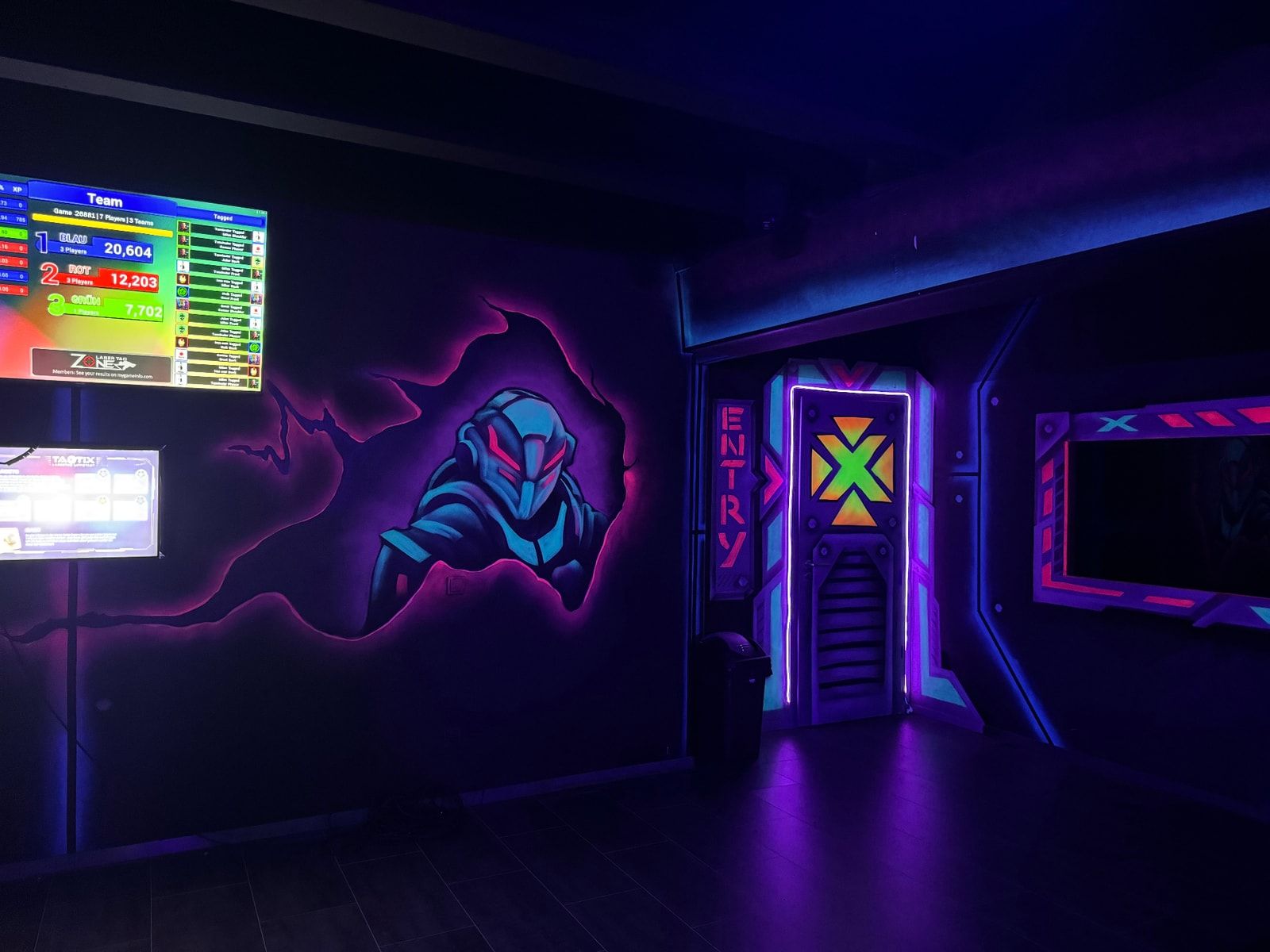 Eingang mit Scoreboard – TAGTIX Lasertag Lippstadt
