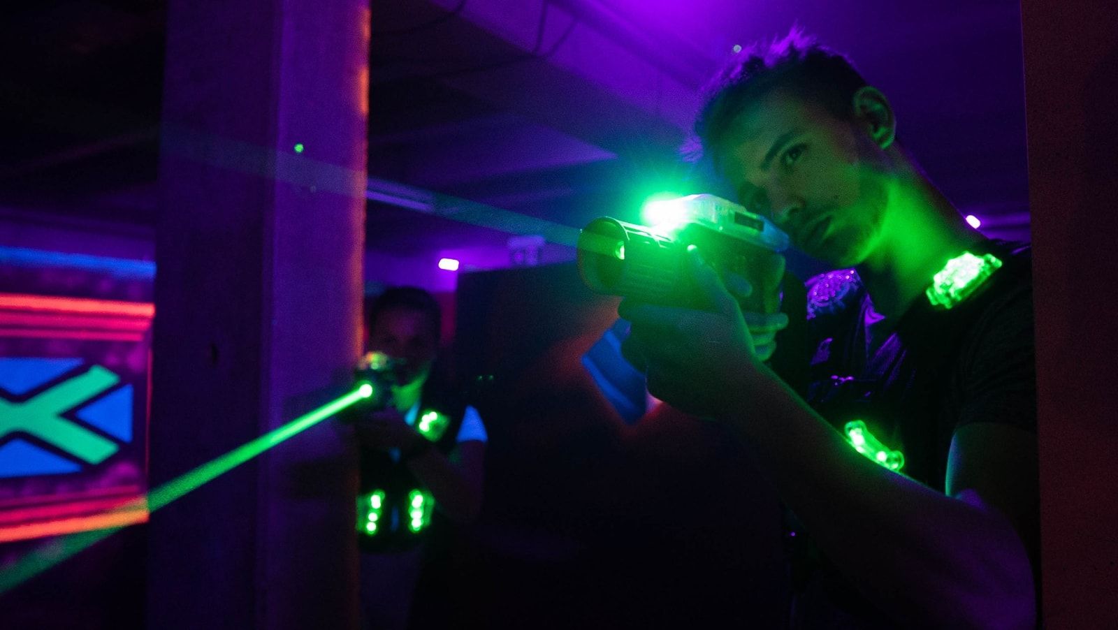 Lasertag-Spieler zielt mit Phaser – TAGTIX Lippstadt