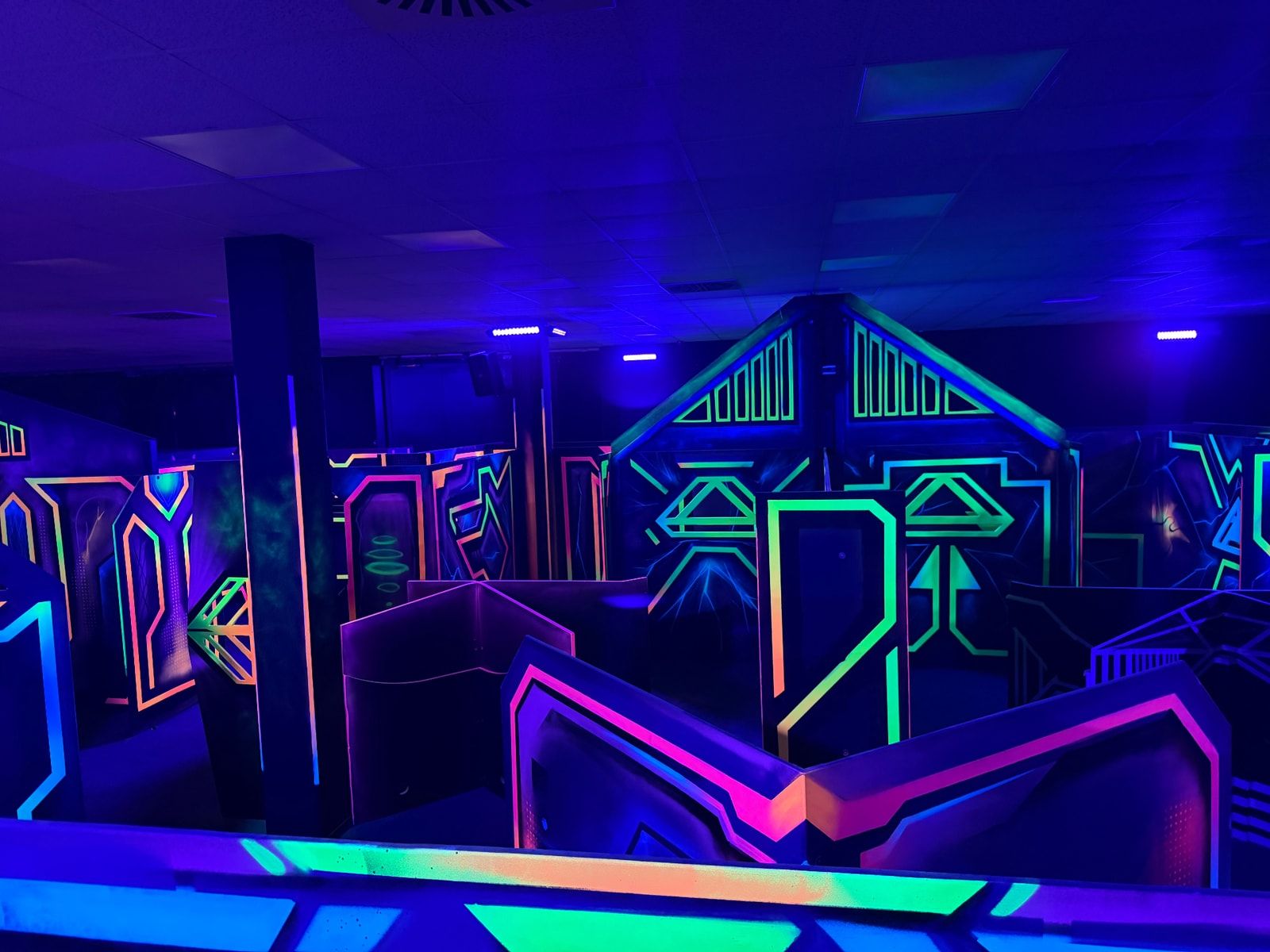 Lasertag-Arena in Münster mit Neon-Hindernissen