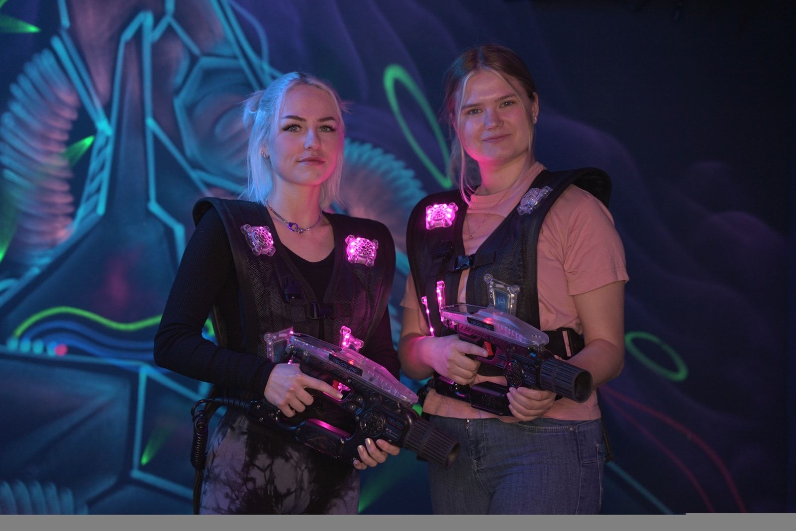 Spielerinnen mit Lasertag-Ausrüstung in der Arena Paderborn